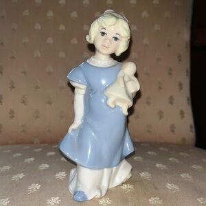 Rex Valencia figurine of girl holding a doll, excellent condition